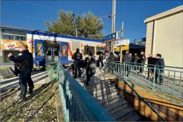  ?? (Photo L. H.) ?? Une dizaine de voyageurs ont été verbalisés en gare de Bandol notamment pour titre de transport non valide et non-port de masque.