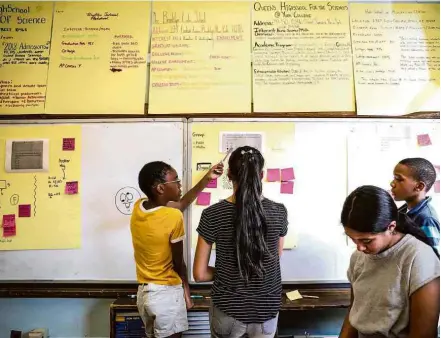  ?? Marian Carrasquer­o - 6.ago.18/The New York Times ?? Jocelyn Jimenez (centro) participa de aula na Escola Pública 89, em Nova York