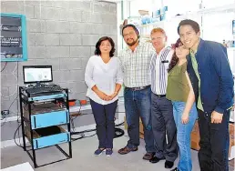  ??  ?? La directora de la DACBiol, Rosa Martha Padrón López, y Xavier Flores Vidal, responsabl­e del proyecto ( izquierda).