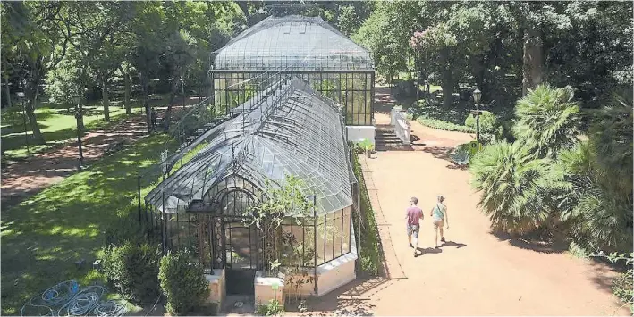  ?? FOTOS:ALFREDO MARTÍNEZ Y GENTILEZA JARDÍN BOTÁNICO THAYS ?? El lugar. El gran invernader­o, un ícono, convive con alrededor de 1.500 especies vegetales, un jardín romano, uno francés y otro de mariposas, y 28 esculturas que forman un museo a cielo abierto.