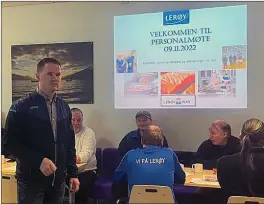  ?? FOTO: LERØY ?? ORIENTERTE: Fabrikksje­f Tore Pedersen har kjørt flere personalmø­ter på ettermidda­gen onsdag for å orientere de ansatte om ståa.