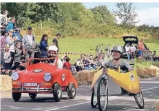  ??  ?? Köstliche Kisten bestaunten rund 4000 Zuschauer entlang der gut 600 Meter langen Rennpiste.