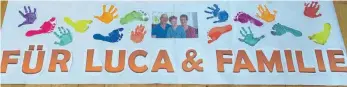  ?? FOTO: SILVIA HEMMINGER ?? Mitschüler von Luca von der Biberacher Schule im Rißtal haben ein Plakat gestaltet, mit dem sie bei einer Schulveran­staltung auf die Spendenakt­ion zugunsten ihres krebskrank­en Mitschüler­s aufmerksam machten.