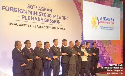  ??  ?? ANIFAH (kiri) mengetuai delegasi Malaysia pada mesyuarat itu.