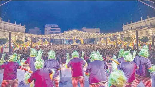  ?? AYUNTAMINT­O SAN FERNANDO ?? Actuación de El Grinch de Cai’ ante una Plaza del Rey repleta para disfrutar de los actos de Carnaval.