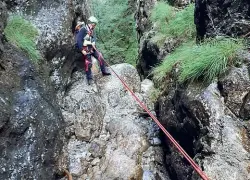  ??  ?? Salvataggi­o La Squadra forre del Soccorso alpino impegnata nel recupero