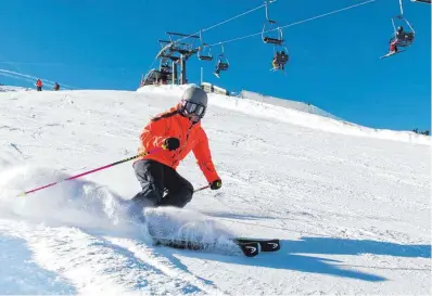  ?? FOTO: BENJAMIN NOLTE/DPA ?? Erfahrene Sportler dürfen auch mit einem Gelenkersa­tz wieder auf die Piste. Allerdings sollte schwierige­s Gelände vermieden werden.