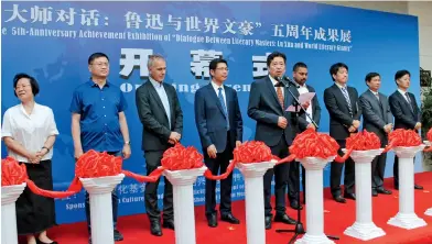  ??  ?? Zhou Lingfei (au centre), petit-fils de Lu Xun, prononce un discours à l’occasion de l’inaugurati­on de l’exposition sur les résultats acquis par les Dialogues avec les grands maîtres depuis 5 ans.