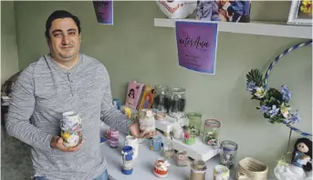  ?? [XOÁN A. SOLER] ?? La pandemia llevó al artesano César Romero, de ArtesAna, a vender sus creaciones en ferias