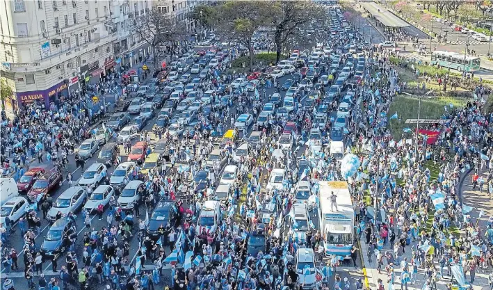  ?? MARIO QUINTEROS ?? Al Obelisco. Miles de personas caminaron o fueron en auto hacia el Centro de la Ciudad durante varias horas de la tarde, en la protesta más masiva del año.