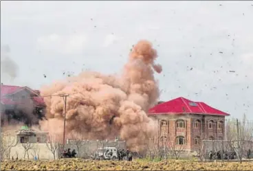  ?? AP ?? Smoke billows out of a building during a gunbattle at Chadoora in Badgam district on Tuesday