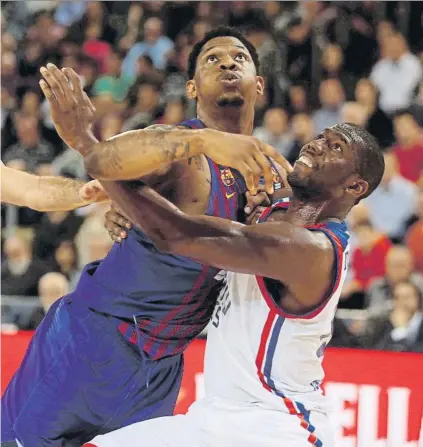  ?? FOTO: PEP MORATA ?? Seraphin y Dunston pelean por la posición. El Barça se impuso por 15 puntos en el duelo de la primera vuelta en el Palau (80-65)