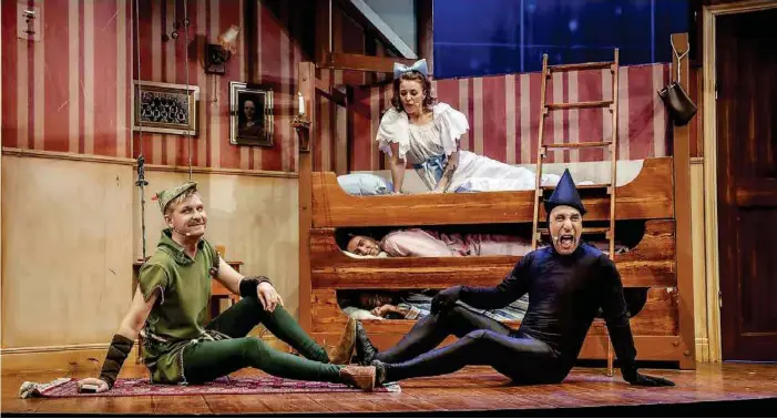  ?? FOTO: JONAS PERSSON ?? Anton Lundqvist som Peter Pan och Per Andersson som hans skugga. I sängarna Clara Henry, Hampus Nessvold och David Batra.
