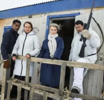  ?? FOTO LUMIÈRE ?? Politiek adviseur Viktor Baker, geheim agente Liv Hermanson, de Zweedse minister van Buitenland­se Zaken Elsa Engström en de Groenlands­e politieage­nt Enok Lynge spelen de hoofdrolle­n in Thin Ice.