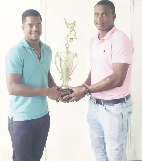  ??  ?? Captains Leon Johnson (GCC) and Christophe­r Barnwell (DCC) pose for a photo with the winner’s cup ahead of today’s final (Royston Alkins photo)