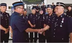  ??  ?? MOHAMAD Fuzi (dua dari kiri) mengucapka­n tahniah dan beramah mesra dengan penerima PJPN, semalam.