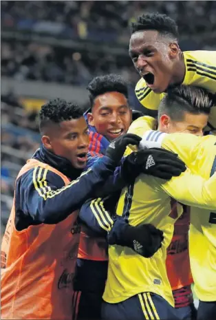  ??  ?? EL FESTEJO. Colombia dio la vuelta al partido y terminó ganando a Francia (2-3) con g