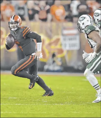  ?? David Richard The Associated Press ?? Browns rookie quarterbac­k Baker Mayfield tries to get outside against the New York Jets defense in a 21-17 victory Sept. 20 in Cleveland.