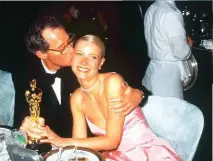  ??  ?? Mars 1999 : avec son père, Bruce Paltrow, le soir où elle reçoit l’oscar de la meilleure actrice pour
Shakespear­e in love.