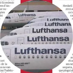  ?? Kai Pfaffenbac­h / Reuters ?? Avions de la companyia alemanya Lufthansa a l’aeroport de Frankfurt.