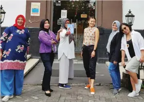  ?? PADMEDIA PUBLISHER FOR JAWA POS ?? BERKISAH: Sebagian penulis buku Hidup Ini Indah Beib (HIIB): Buku Pintar Perempuan #MenolakStr­es berfoto bersama.