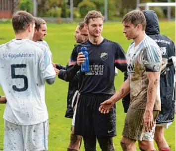  ?? Foto: Szilvia Izsó ?? Auf feuchtem und schmierige­m Untergrund setzte sich der SV Eggelstett­en gegen den TSV Monheim durch und belegt damit zwei Spieltage vor Saisonende den Relegation­splatz zwei.