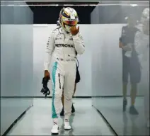  ??  ?? SU MAYOR ENEMIGO. Las roturas mecánicas de Hamilton han sido desafortun­adas, pero errores como el de su salida en Suzuka son también para su maltrecho equilibrio mental.