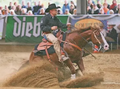  ?? FOTO: (SIWE) ?? Rasante Reitmanöve­r sind natürlich die Hauptattra­ktion des Westernrei­tens. Gehöriges Training ist unverzicht­bar, wobei der Sport auch für über 50-Jährige geeignet ist.