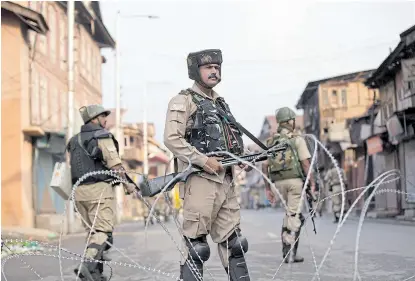  ?? Dar yasin/aP ?? Soldados indios en un retén en Srinagar, Cachemira