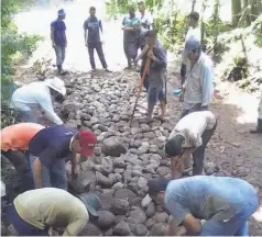  ?? ?? Proyectos. Los pobladores planifican reunir más dinero para comprar más materiales de construcci­ón y reparar otras calles.