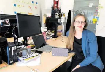  ??  ?? Sara Schilliger ist Co-Gründerin des Start-ups Mitipi, das «Kevin» entwickelt hat.Video auf 20min.ch: Sara Schilliger zeigt, wie «Kevin» die Anwesenhei­t von Bewohnern simuliert.