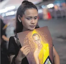  ?? FOTO: DPA ?? Ende Oktober wird Thailands verstorben­er König Bhumibol eingeäsche­rt – schon jetzt verfällt das Land in kollektive Trauer.