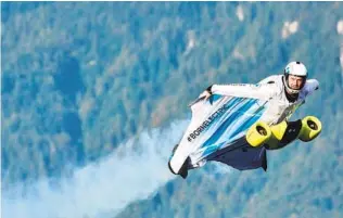  ?? RAY DEMSKI CORTESÍA DE BMW I ?? El paracaidis­ta austríaco Peter Salzmann gana altitud con su traje electrific­ado.