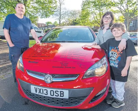  ?? Pictures: Habibur Rahman ?? Stephen Sawdy and his family with the famous Vauxhall Astra