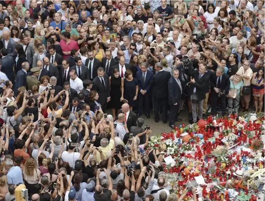  ?? PHOTO AFP ?? L’heure était au recueillem­ent au centre-ville de Barcelone hier où des milliers de personnes ont allumé des bougies et déposé des messages, en présence du roi Felipe VI, en mémoire aux victimes des attentats survenus jeudi dernier.