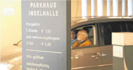  ?? FOTO: KRISTINA STAAB ?? Nicht nur im Parkhaus, sondern auf fast allen Lindauer Parkplätze­n sollen Autofahrer ab Januar 20 Cent mehr pro Stunde bezahlen.