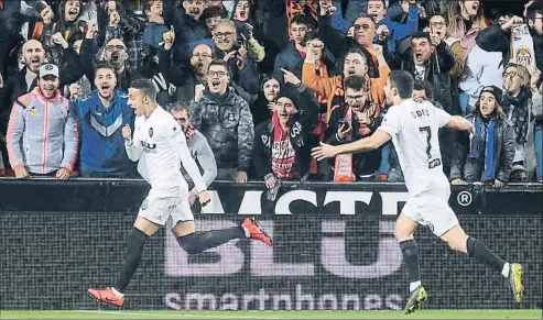  ?? JOSE JORDAN / AFP ?? Rodrigo Moreno celebró con rabia el gol que daba el pase a los valenciani­stas