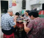  ?? Photo: Xiaomei Chen ?? A family has dinner in a subdivided flat in Sham Shui Po.