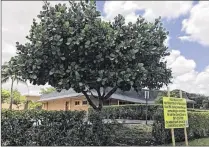  ??  ?? This former restaurant site in the Boynton West Shopping Center could become a 7-Eleven convenienc­e store. There is some debate as to how late the store would be allowed to sell alcohol.