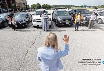  ??  ?? LA EMPLEADA del servicio de inmigració­n Penny Luthens le toma juramento a varios inmigrante­s