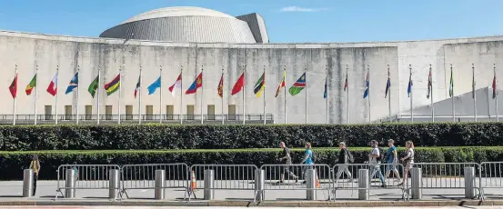  ?? CRAIG RUTTLE/AP ?? Clima. Grades de segurança são posicionad­as em frente a ONU, em Nova York; hoje será realizada a Cúpula do Clima e, amanhã, a Assembleia-Geral