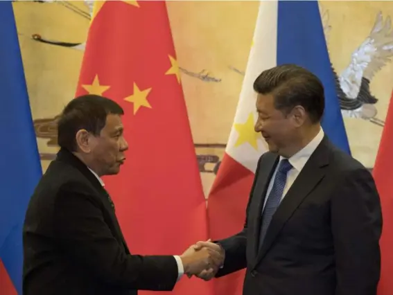 ??  ?? Rodrigo Duterte (left) and Chinese President Xi Jinping met in Beijing to discuss strengthen­ing ties between their two countries (Getty)