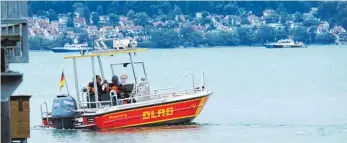  ?? FOTO: MICHAEL SCHEYER ?? Rettungsbo­ote kreuzen nach dem Flugzeugab­sturz nahe der Insel Mainau auf dem Bodensee. Für die beiden Insassen der Piper Malibu kam jede Hilfe zu spät.