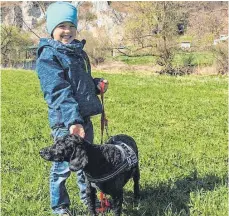  ?? FOTO: PRIVAT ?? Dank seinem Diabeteshu­nd kann dieser kleine Junge wieder ein halbwegs normales Leben führen.