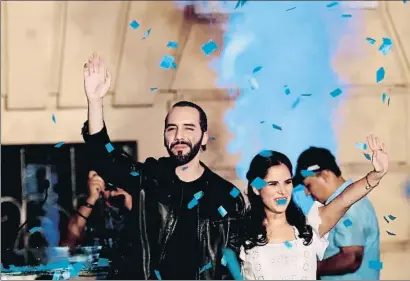  ?? RODRIGO SURA / EFE ?? Nayib Bukele celebrando su victoria en las presidenci­ales de El Salvador