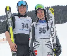  ?? ARCHIVFOTO: KARL FLACH ?? Franka Flach vom Skiclub Kressbronn, hier auf einem Archivbild mit ihrem Teamkolleg­en Pirmin Schuster, wurde bei der Bezirksmei­sterschaft in der U21 Zweite.