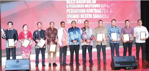  ??  ?? Abang Johari (sixth left) flanked by Ismail (seventh left) and Mohamed Fadzill with winners of the PKMM Sarawak 2019 Excellent Contractor­s Award.