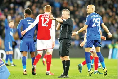  ?? REAKSI Jones (kanan) ketika menunggu penolongny­a menganalis­a sistem VAR sebelum mengesahka­n gol kedua Leicester. — Gambar Reuters ??