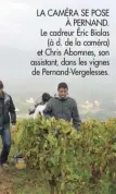  ??  ?? LA CAMÉRA SE POSE
À PERNAND. Le cadreur Éric Bialas
(à d. de la caméra) et Chris Abomnes, son assistant, dans les vignes de Pernand-Vergelesse­s.