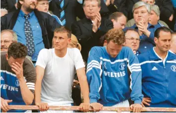  ?? Foto: Witters ?? Aus der Meisterfei­er wurde eine Trauervera­nstaltung: Die Schalke-Spieler Nico van Hogdalem, Ebbe Sand, Niels Oude Kamphuis, sowie Trainer Huub Stevens nach der größten Enttäuschu­ng ihrer Sportlerka­rriere.